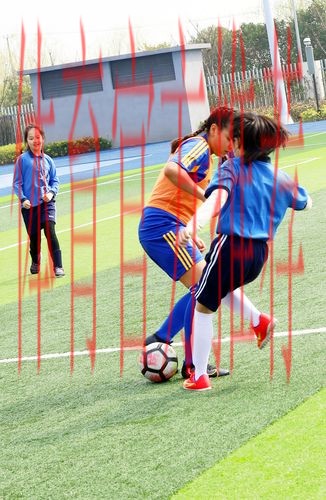 中国女足U-14少年队走进安康市第一小学 中国女足U-14少年队走进安康市第一小学